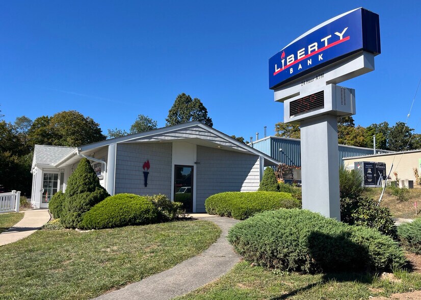 Primary Photo Of 116 Bridge Rd, Haddam Bank For Lease