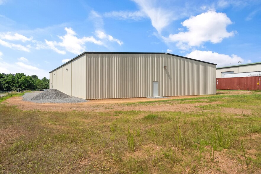 More Photos Of 27 Airport Business, Jasper Warehouse For Lease