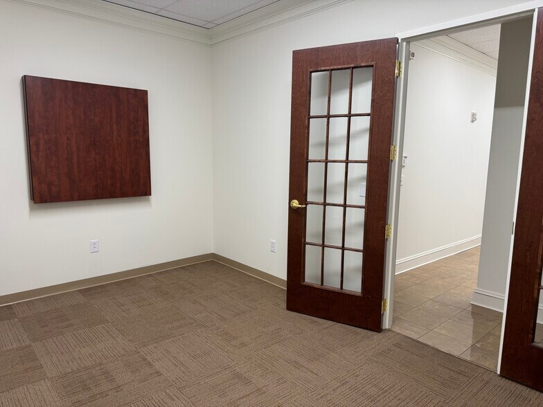 More Photos Of 19520 W Catawba Ave, Cornelius Office Residential For Lease