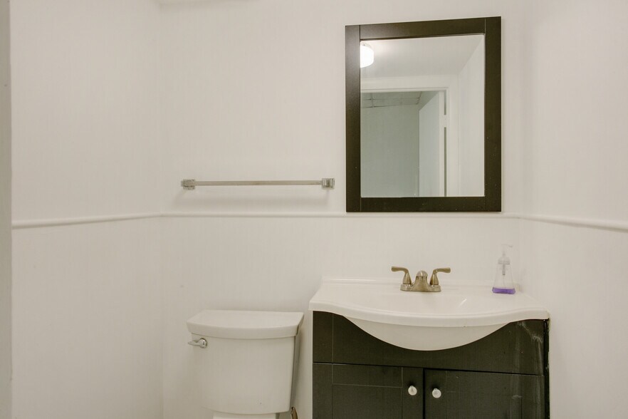 More Photos Of 1500-1536 S Dixie Hwy, Pompano Beach Showroom For Lease