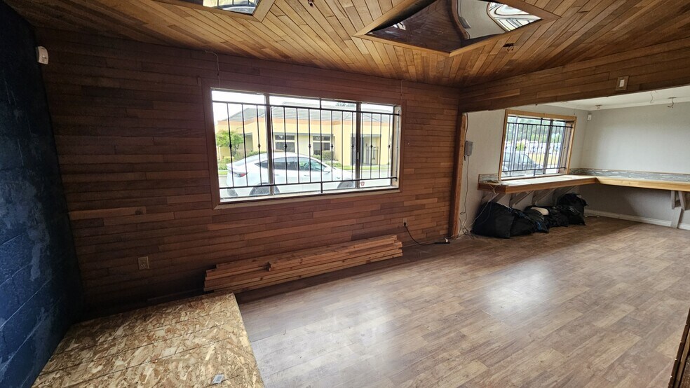 More Photos Of 551 14th Ave, Longview Freestanding For Sale