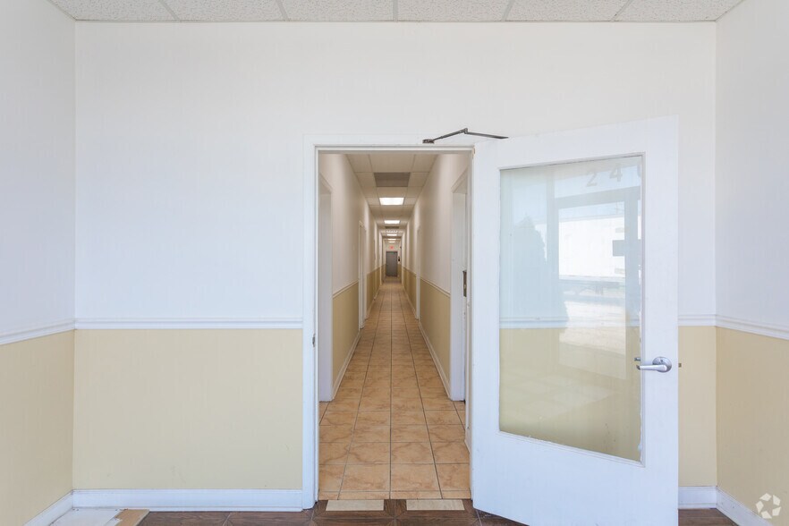 More Photos Of 2407 E Oakton St, Arlington Heights Medical For Lease