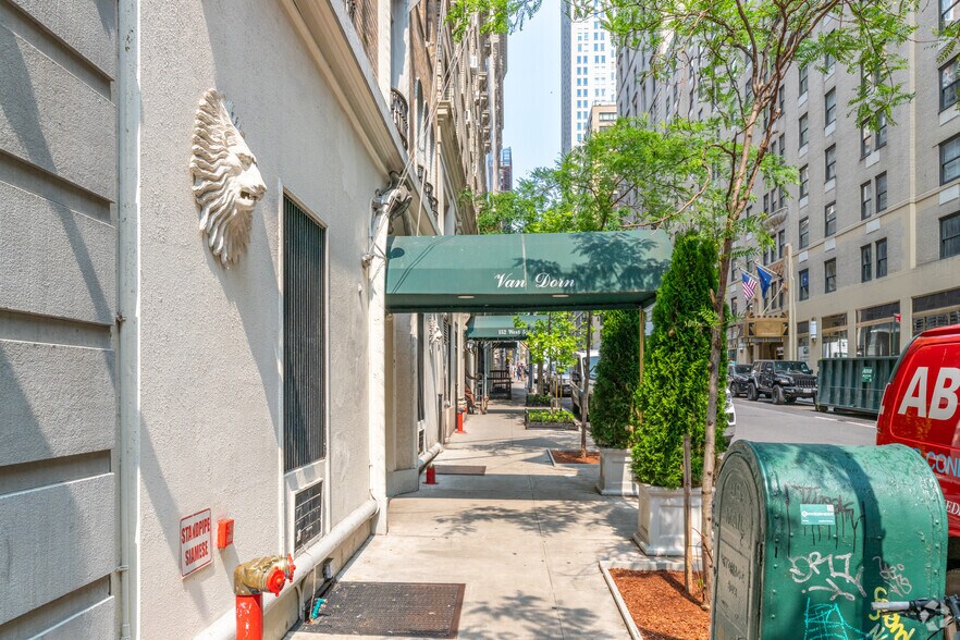 More Photos Of 150 W 58th St, New York Apartments For Lease