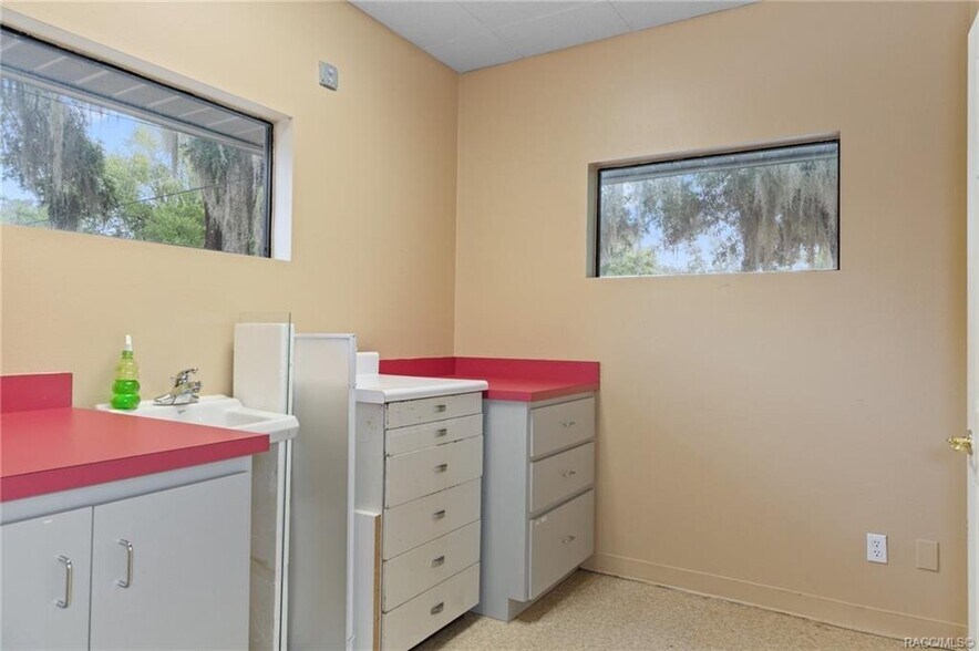 More Photos Of 102 E Highland Blvd, Inverness Drugstore For Sale