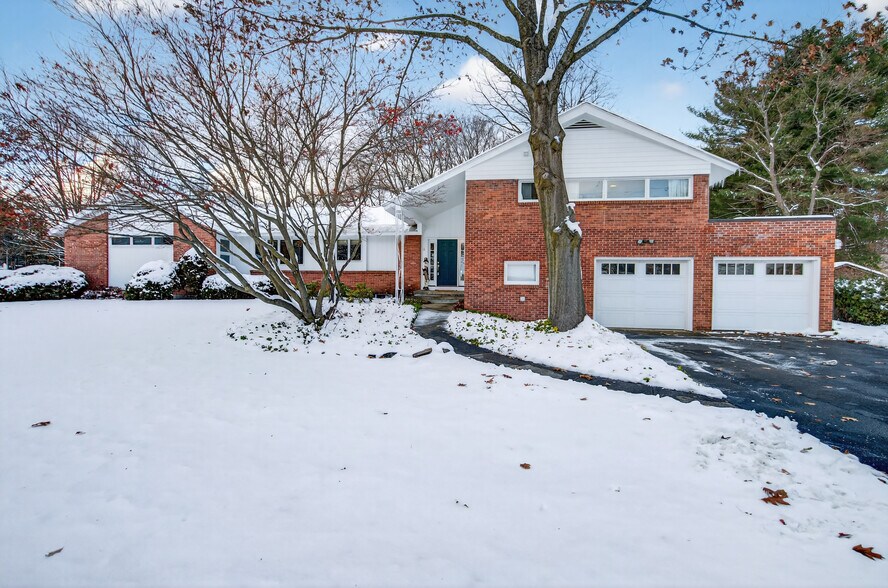 More Photos Of 6 Arbor Dr, Glens Falls Office For Sale