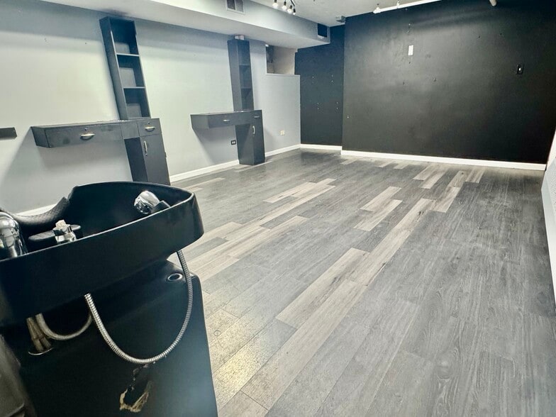 More Photos Of 25 S Washington St, Naperville Storefront For Lease