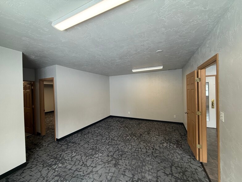 More Photos Of 2927 N Roemer Rd, Appleton Manufacturing For Lease