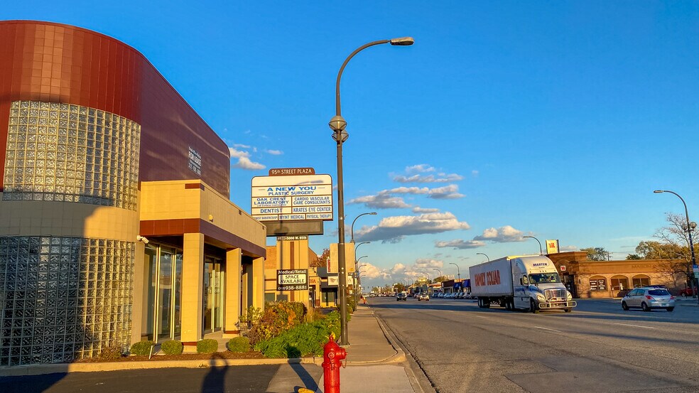More Photos Of 4932-5000 W 95th St, Oak Lawn Unknown For Lease