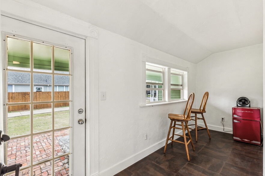 More Photos Of 512 N Travis St, Granbury Hospitality For Sale