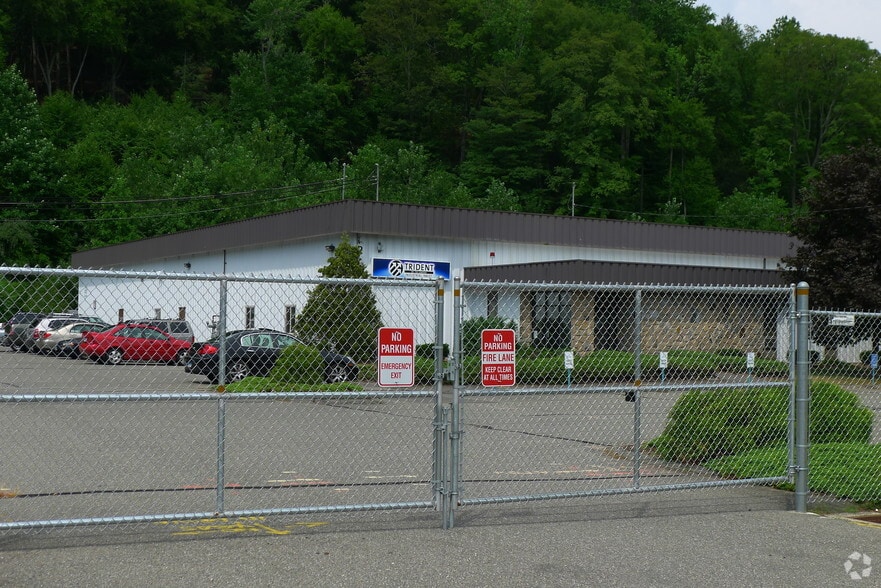 More Photos Of 1114 Federal Rd, Brookfield Light Manufacturing For Lease