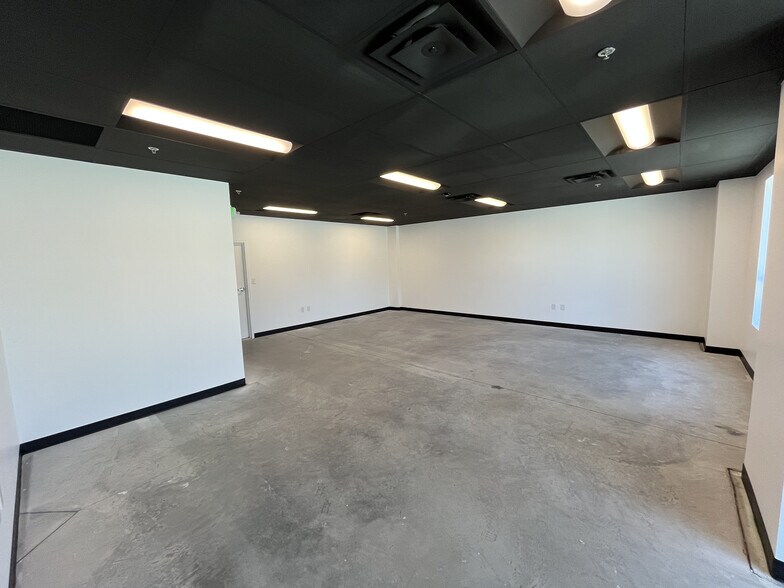 More Photos Of 9235 Eastman Park Dr, Windsor Light Manufacturing For Lease