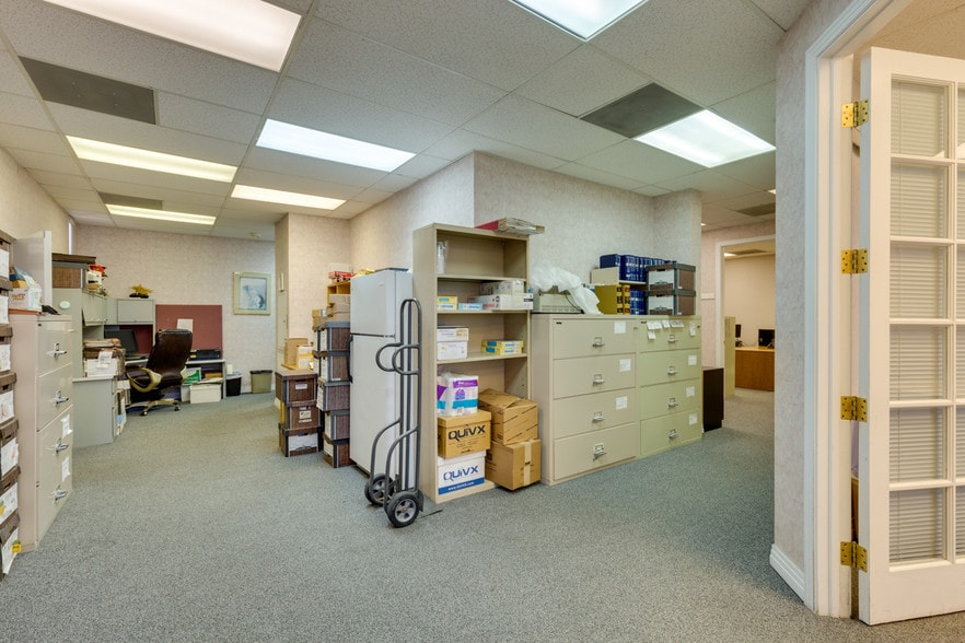 More Photos Of 844 E Sahara Ave, Las Vegas Loft Creative Space For Lease