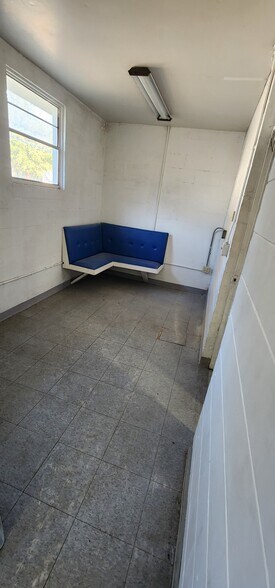 More Photos Of 284 S Center St, Pierson Auto Repair For Lease