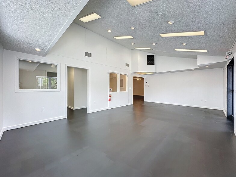 More Photos Of 2017 W Main St, Leesburg Office For Lease