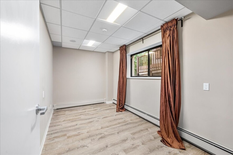 More Photos Of 2039 Palmer Ave, Larchmont Medical For Lease