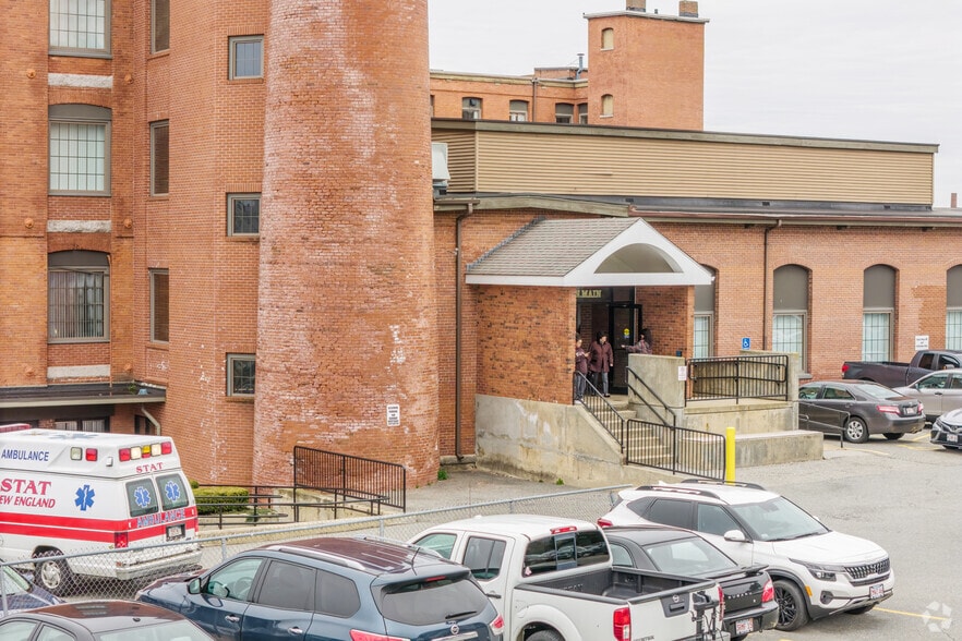 More Photos Of 1565-1567 N Main St, Fall River Office For Lease