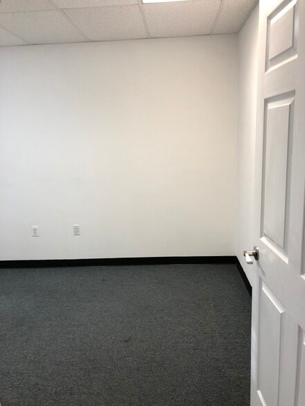 More Photos Of 8120-8144 Flannery Ct, Manassas Warehouse For Lease