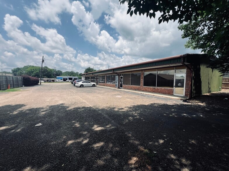 More Photos Of 963 S Memorial Dr, Prattville General Retail For Lease