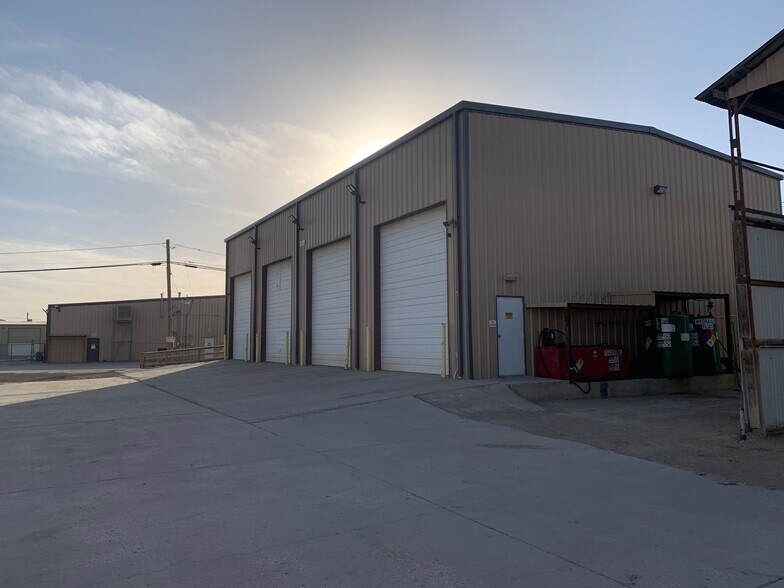 More Photos Of 1622 W 2nd St, Odessa Warehouse For Lease
