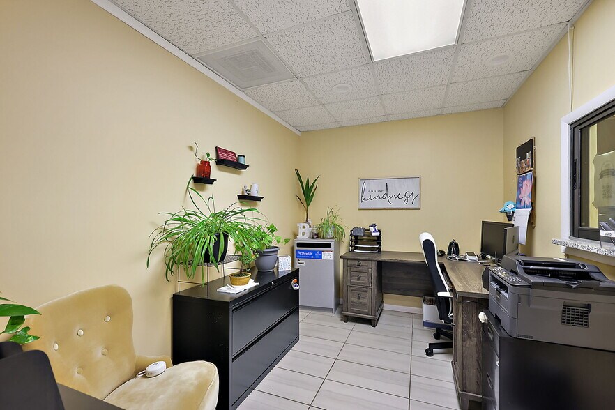 More Photos Of 609 W Montrose St, Clermont Office For Sale