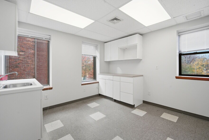 More Photos Of 222 Carew St, Springfield Medical For Lease