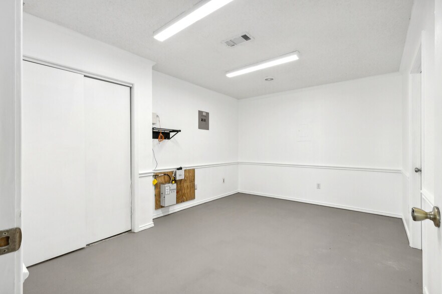 More Photos Of 113 Coad St, Fort Worth Warehouse For Lease