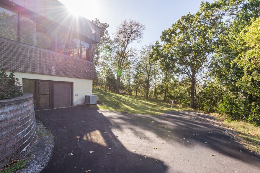 More Photos Of 1423 Randy Ln, Jefferson City Office For Sale