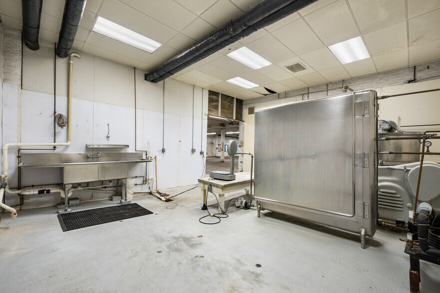 More Photos Of 1 Mount Vernon St, Dorchester Distribution For Lease