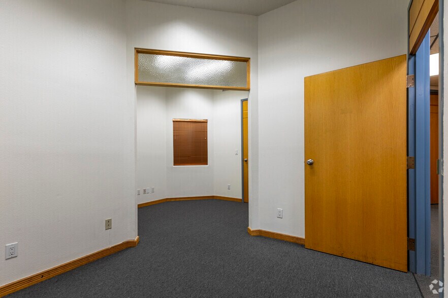 More Photos Of 1990 E Lohman Ave, Las Cruces Office For Lease