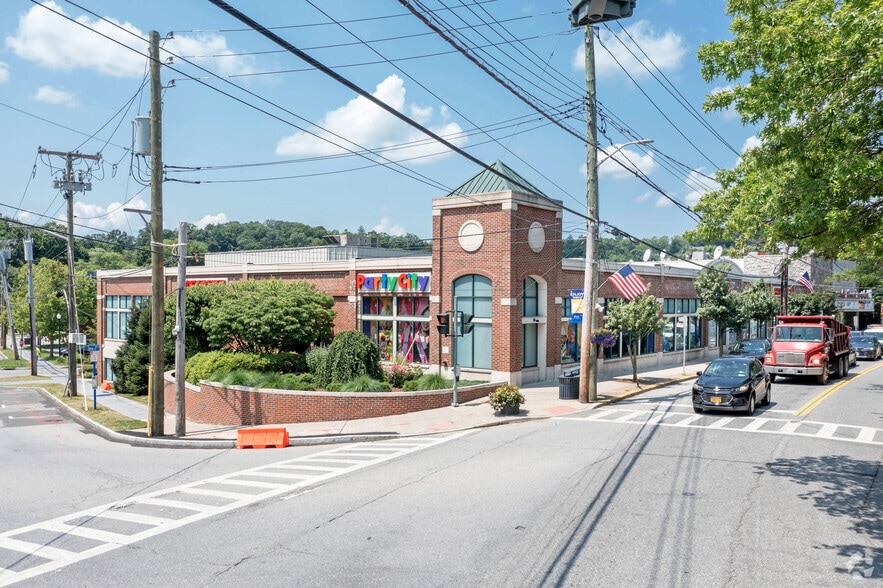 Primary Photo Of 162 E Main St, Mount Kisco Storefront For Lease