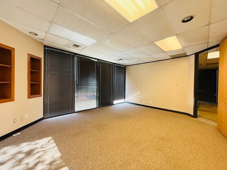 More Photos Of 7070 W 43rd St, Houston Office For Sale