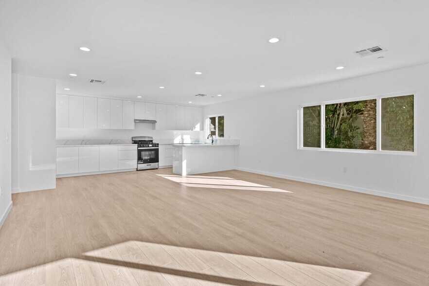 More Photos Of 6842 Cedros Ave, Van Nuys Apartments For Sale