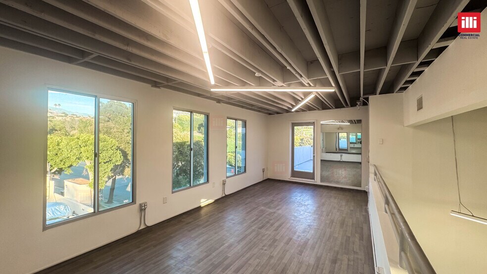 More Photos Of 28955 Pacific Coast Hwy, Malibu Storefront Retail Office For Lease