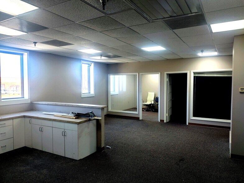 More Photos Of 101 Executive Dr, Sterling Light Manufacturing For Lease
