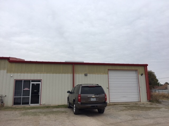 More Photos Of 301 Thomas Pl, Everman Warehouse For Lease