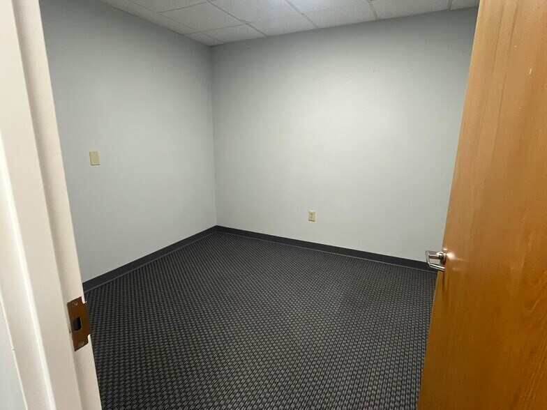 More Photos Of 800 S Main St, Mansfield Office For Lease