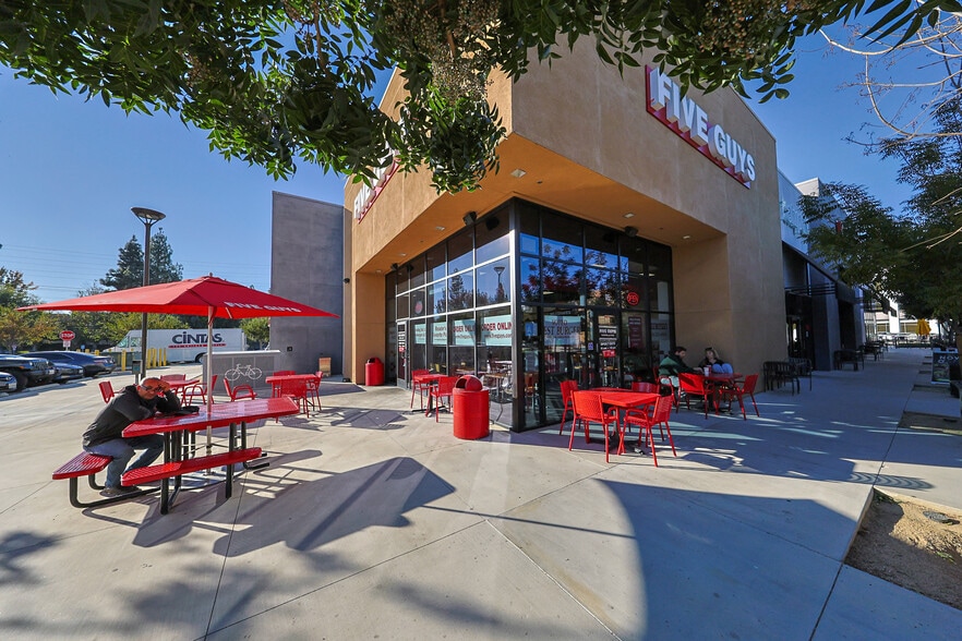 More Photos Of 8420-8440 Balboa Blvd, Northridge Storefront For Lease