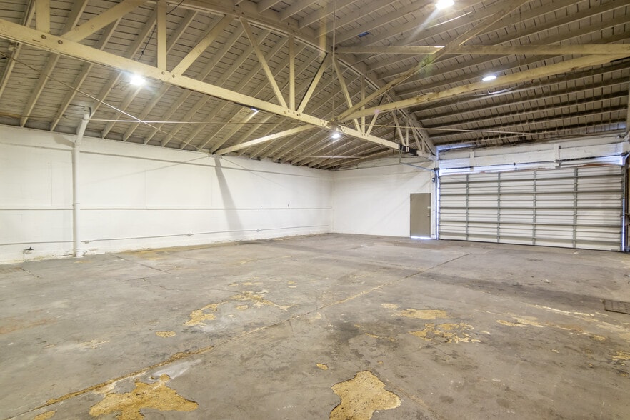 More Photos Of 11129 Hartsook St, North Hollywood Warehouse For Lease