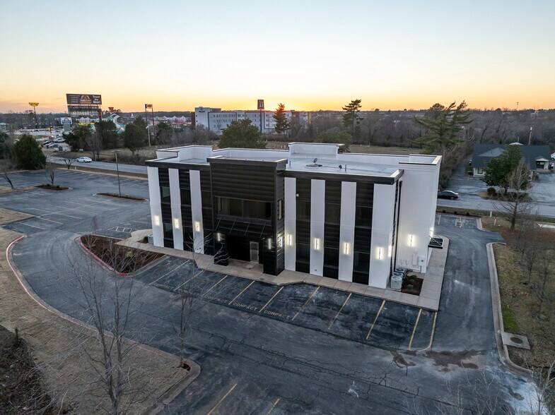 More Photos Of 3103 SE Moberly Ln, Bentonville Office For Lease