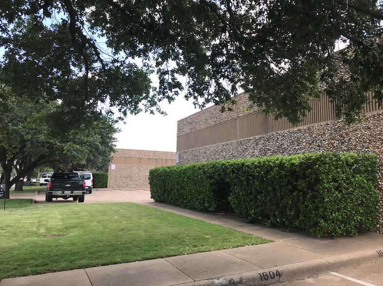 More Photos Of 1604-1620 Surveyor Blvd, Carrollton Unknown For Lease