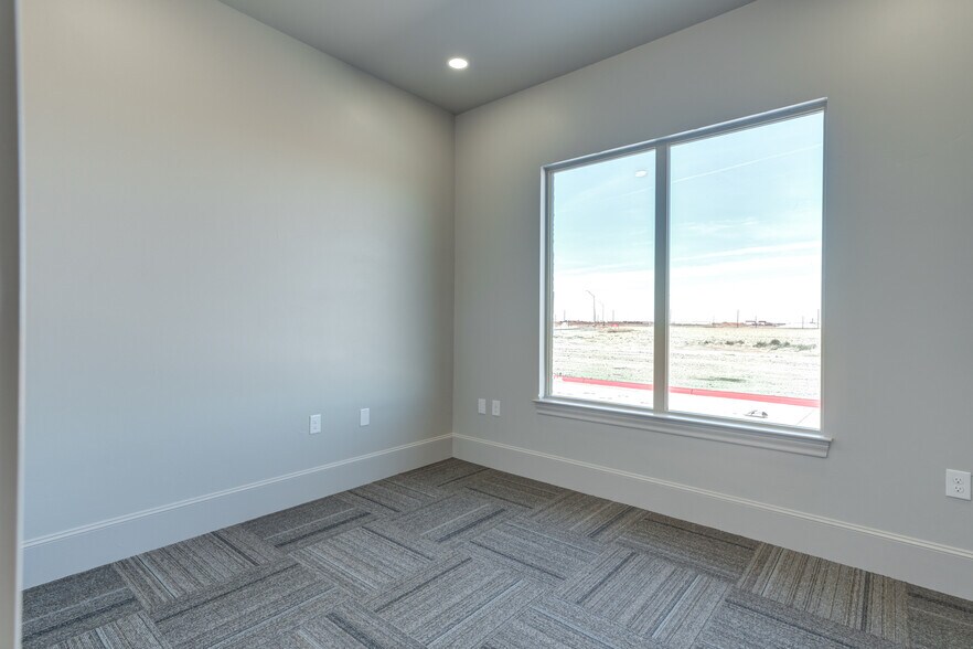 More Photos Of 1420 N Slide Rd, Lubbock Unknown For Lease