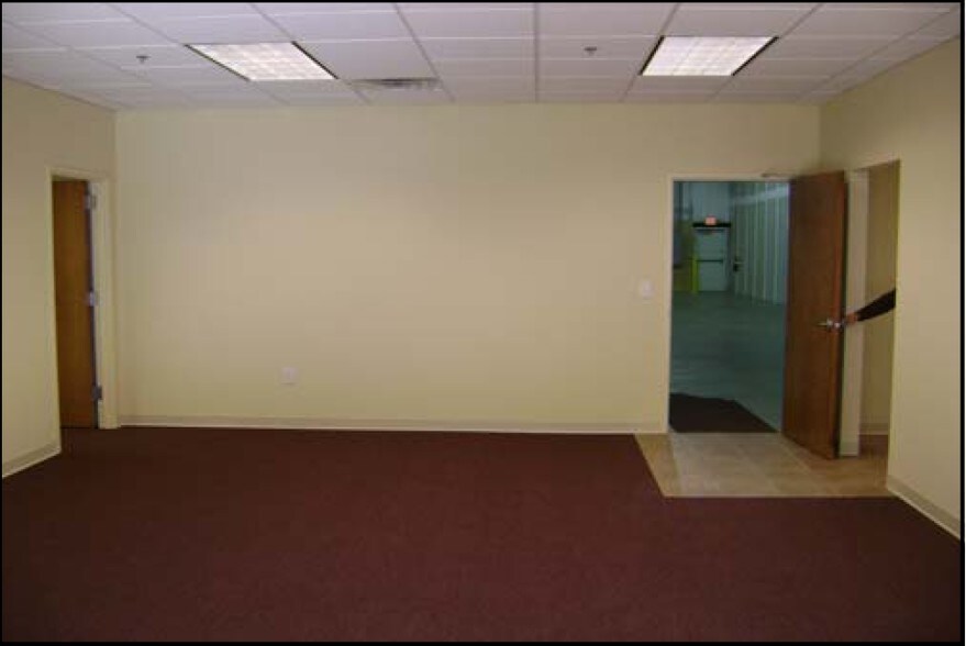 More Photos Of 3766 Peachtree Crest Dr, Duluth Warehouse For Lease