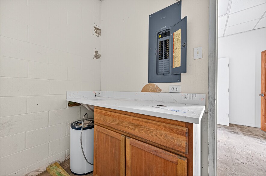 More Photos Of 11511 Jones Rd, Houston Freestanding For Sale