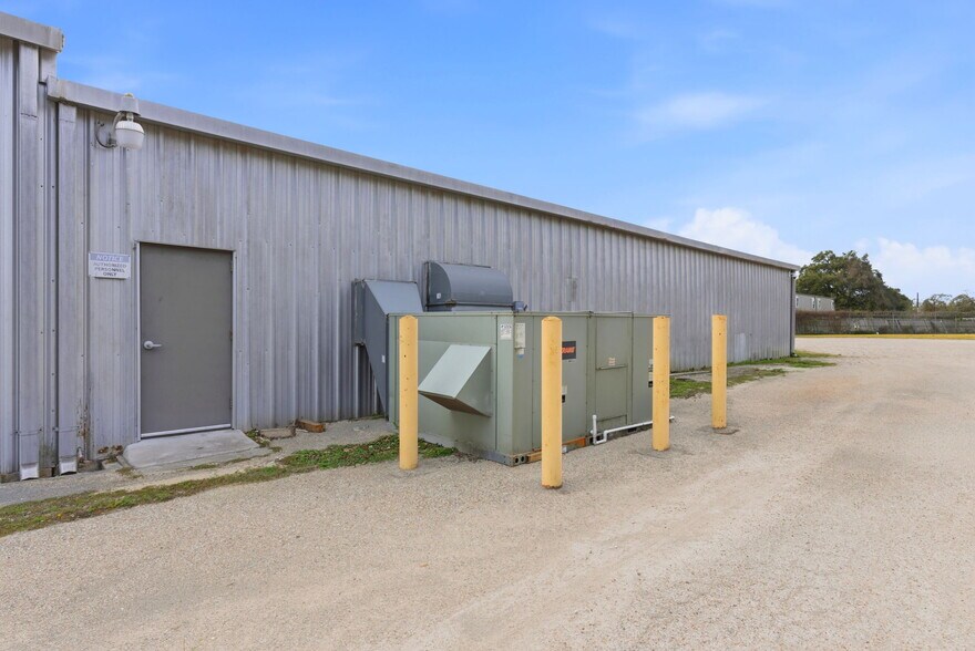 More Photos Of 13025 Fadeway ln, Houston Industrial For Lease