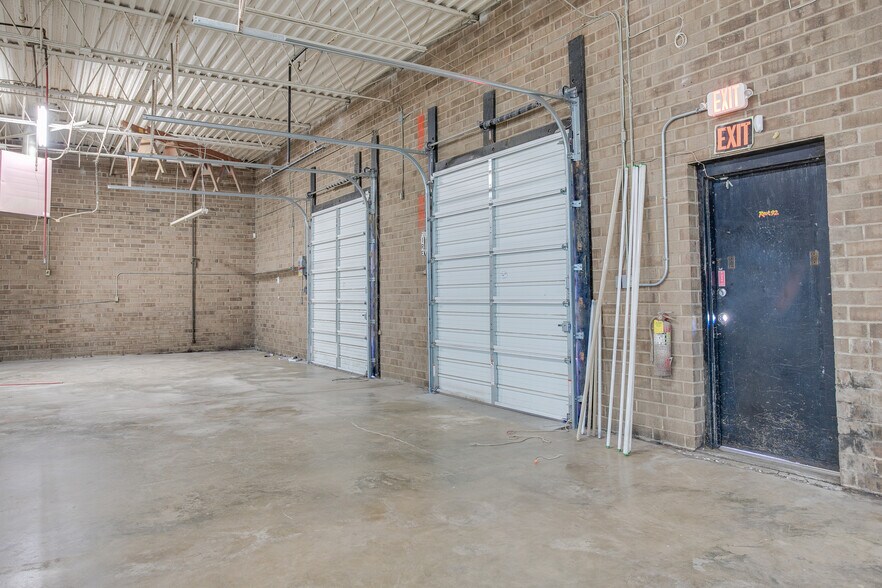 More Photos Of 1008 Baker Rd, High Point Warehouse For Lease