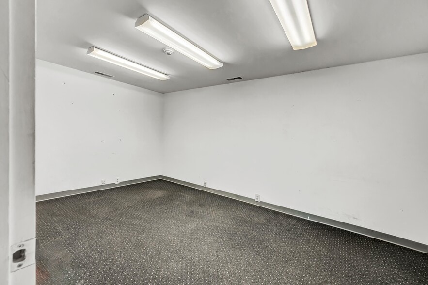 More Photos Of 50 S End Plz, New Milford Light Distribution For Sale