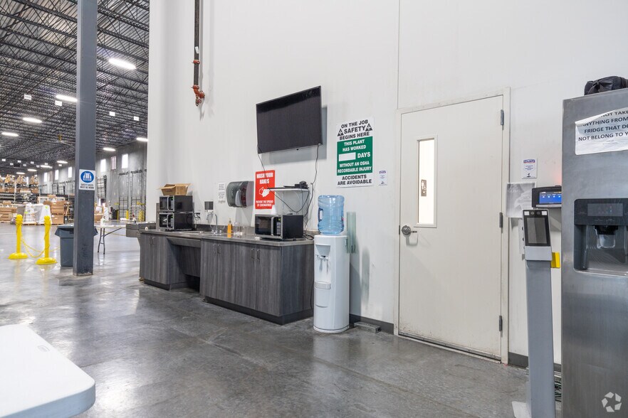 More Photos Of 10565 Red Bluff Rd, Pasadena Distribution For Lease