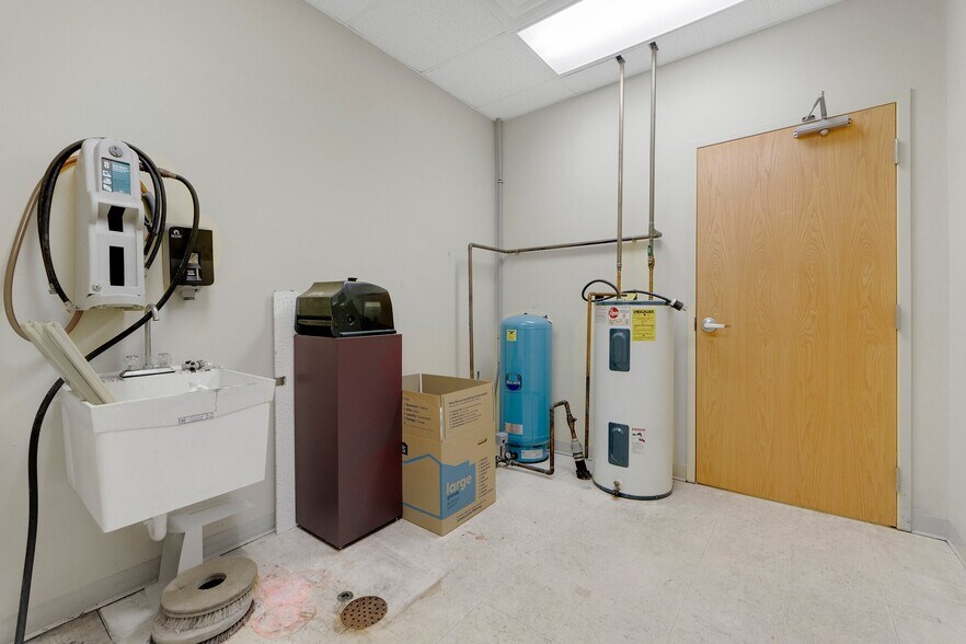 More Photos Of 8645 E Backwater Rd, North Webster Showroom For Lease