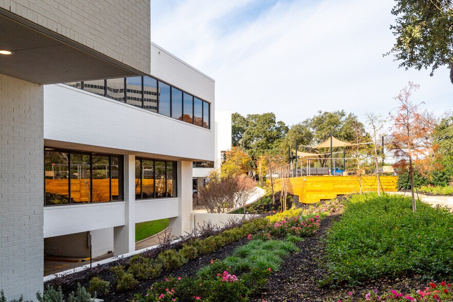 More Photos Of 104 Decker Ct, Irving Unknown For Lease