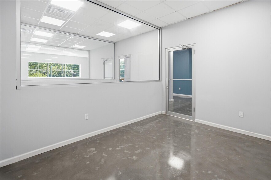 More Photos Of 419 N Country Rd, Saint James Office For Lease